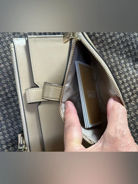 Michael Kors Jet Set Large Zip Clutch Wallet wristlet w/pebbled leather. - Picture 6 of 16